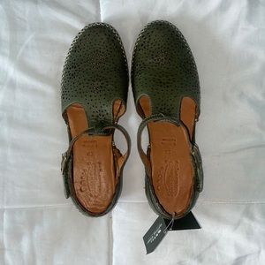 NWT Women’s Spring Step Sandals